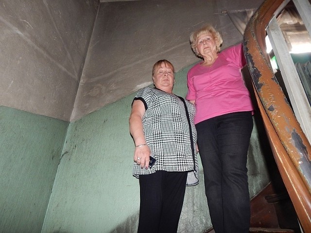 Tej klatki nie malowano od 20 lat. Jednak teraz po pożarze jest jeszcze gorzej - mówią Elżbieta Muszyńska i Anita Gazińska. W pożarze zginął właściciel lokalu. Jednak jego długi obciążają wspólnotę .