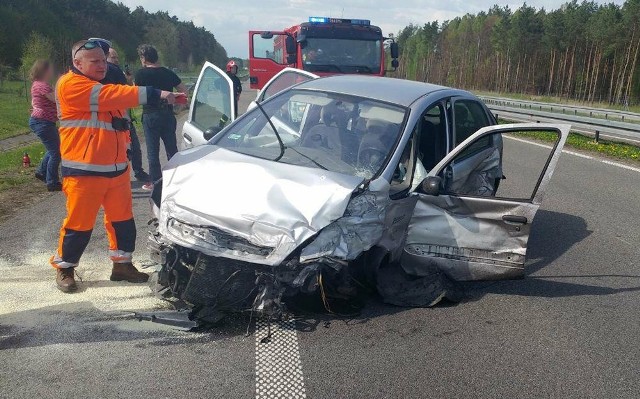 Do zdarzenia doszło po godz. 15.00. 45-letnia kobieta jechał citroenem z mężem i synem ze Szczecina. Na S3 pod Gorzowem zjechała na pobocze i roztrzaskała auto o barierki. Na miejsce przyjechały służby ratunkowe i gorzowska policja. Na szczęście nikomu nic się nie stało.– Kierująca przyznała policjantom, że już przed Gorzowem czuła, że musi zjechać i odpocząć – mówi nadkom. Marek Waraksa, naczelnik gorzowskiej drogówki. Niestety na wysokości Gorzowa zasnęła na chwilę i rozbiła samochód.Jeden pas ruchu w kierunku Gorzowa został zablokowany. – Pamiętajmy o przerwach podczas długiej jazdy. Wystarczy zatrzymać się w wyznaczony miejscu, odpocząć, przejść się – radzi nadkom. Waraksa.Zobacz też: Co jest główną przyczyną wypadków na polskich drogach?wideo: Dzień Dobry TVNPOLECAMY PAŃSTWA UWADZE: