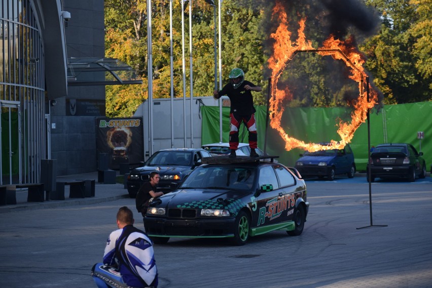 Jastrzębianie podziwiali pokazy kaskaderskie przed halą....