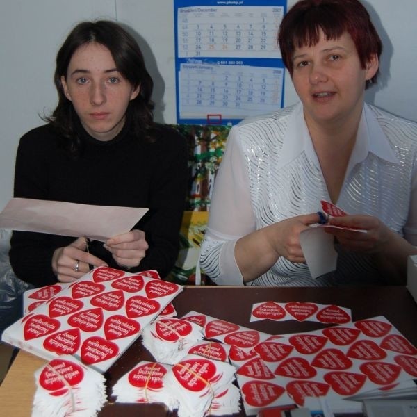 Koneccy wolontariusze będą mieć do rozdania 24 tysiące serduszek. Na zdjęciu: Teresa Wojna (z prawej), szefowa koneckiego sztabu i pomagająca jej Martyna Trzcińska.