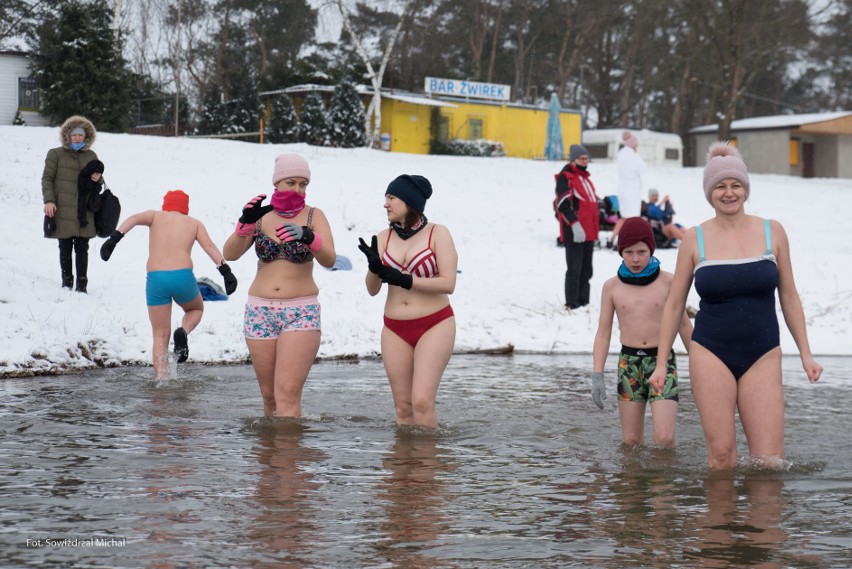 Odważne i wysportowane kobiety kochają zimne kąpiele. Co się działo nad jeziorem w Dębowej w weekend? Zobacz wyjątkowe zdjęcia