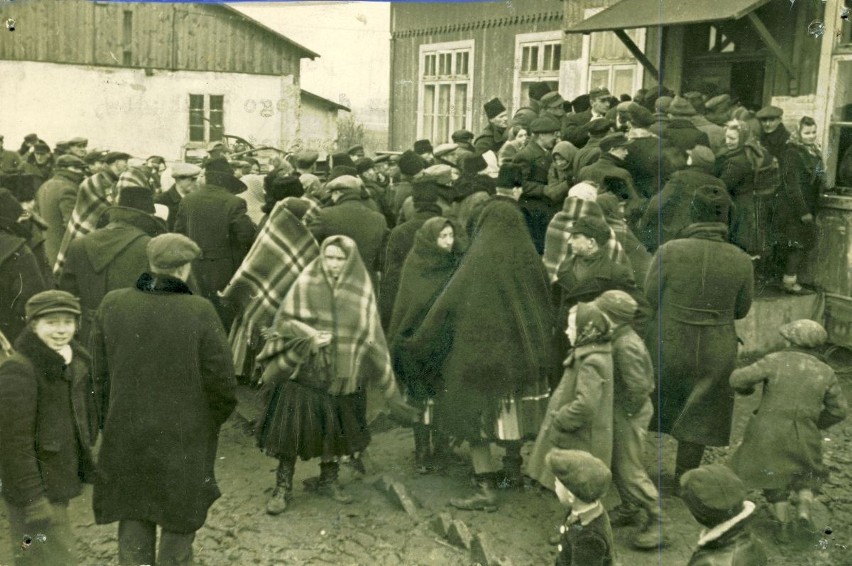 Mieszkańcy wsi przed wejściem do lokalu wyborczego