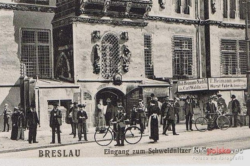 Rowerzyści w Rynku na początku XX wieku. Na zdjęciu przed...