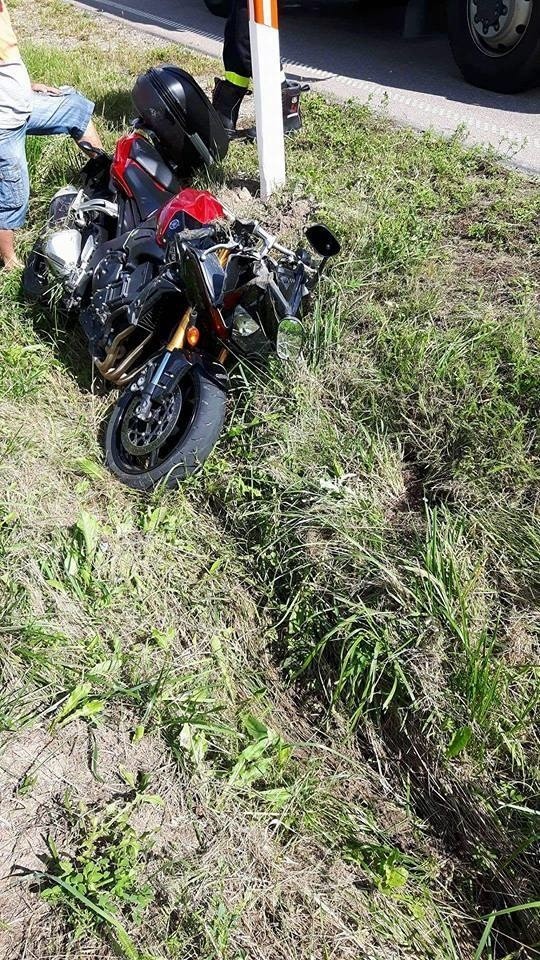 Motocyklista stracił panowanie. Wjechał do rowu (zdjęcia)