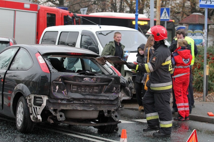 Wrocław: Wypadek na ul. Hermanowskiej z udziałem trzech aut [ZDJĘCIA]