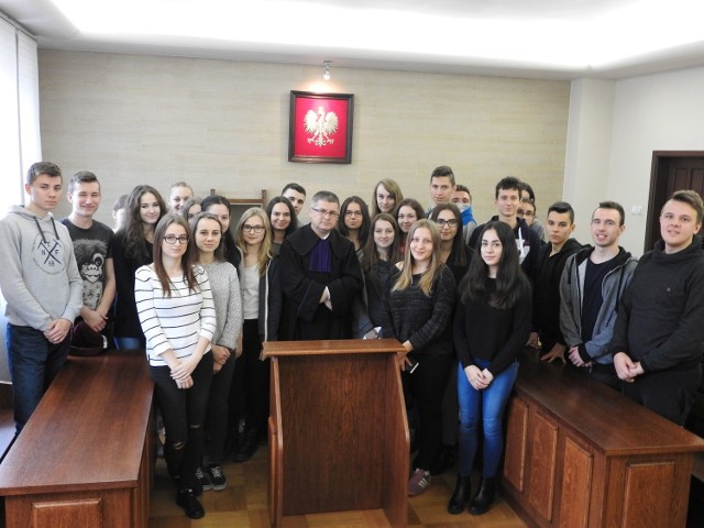 Licealiści wzięli udział w rozprawach sądowych prowadzonych przez zaprzyjaźnionego sędziego Krzysztofa Dembowskiego
