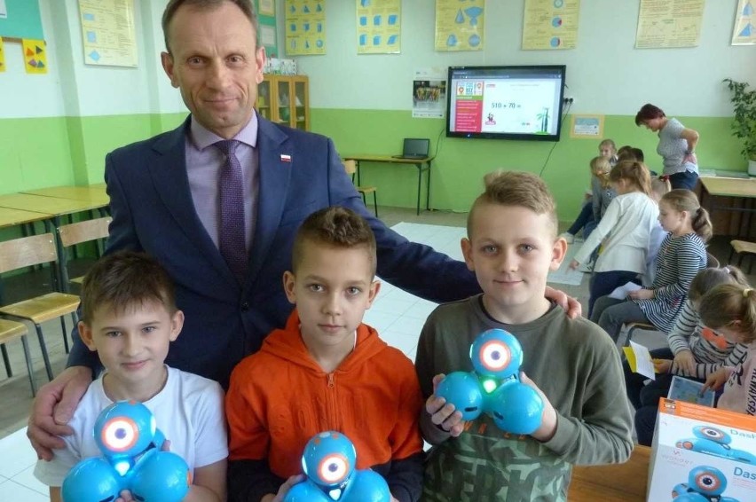 Szkoły w gminie Piekoszów już mają sprzęt edukacyjny przyszłości. Dzieci uczą się tu z robotami