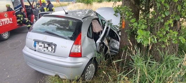 Wypadek w Szczedrzyku w gminie Ozimek. Ranne zostały trzy osoby. Wszystkie trafiły do szpitala.