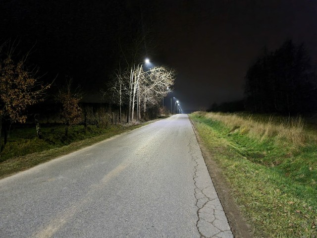 Gmina Miedziana Góra rokrocznie realizuje wiele inwestycji w budowę i modernizację oświetlenia ulicznego (na zdjęciu: energooszczędne oświetlenie na ulicy Strażackiej w Ćmińsku).