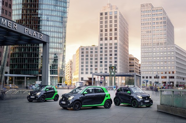 Czwarta generacja elektrycznego modelu dostępna jest nie tylko z dwuosobowymi nadwoziami coupé i cabrio, ale - po raz pierwszy - także jako czteroosobowy wariant forfour. W efekcie już wkrótce smart będzie jedynym producentem samochodów na świecie, który całą swoją gamę oferuje zarówno z silnikami spalinowymi, jak i z napędem czysto elektrycznym. W pierwszej kolejności, pod koniec br., nowy smart electric drive trafi do USA. W Europie zadebiutuje wiosną 2017 roku. Fot. Smart