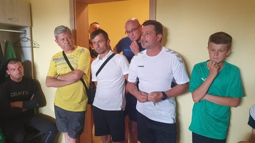 Arkadiusz Bilski (drugi z prawej) spotkał się z piłkarzami...