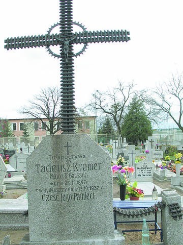 Krzyż na grobie mjr. Tadeusza Kramera wygląda, jakby był...
