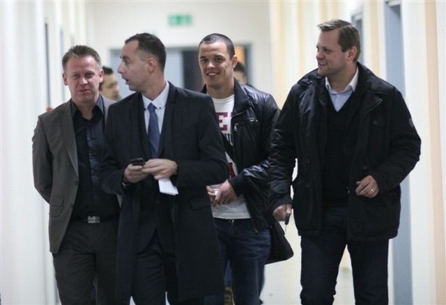 Dawid Janczyk (drugi z prawej) w towarzystwie swoich menadżerów w klubowym korytarzu Korony.
