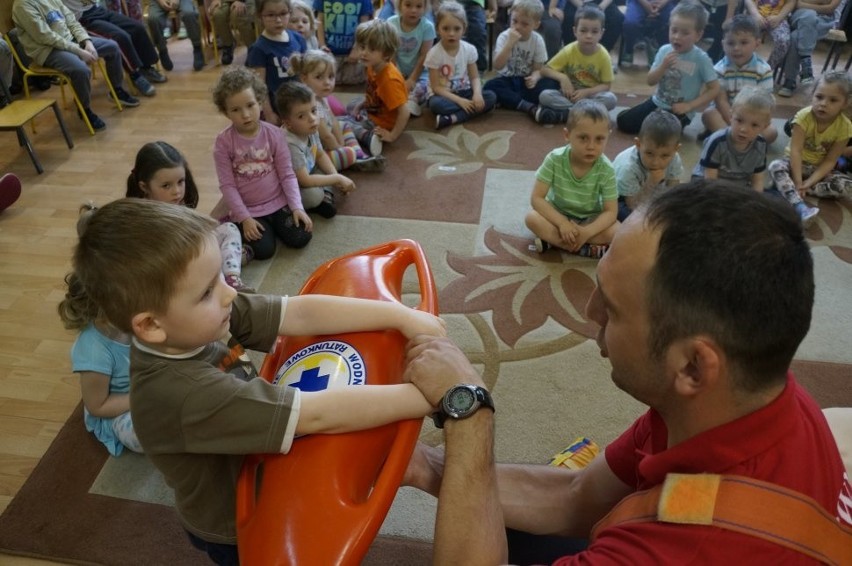 Piekary Śl.: Policjanci i przedstawiciele WOPR uczą dzieci zasad bezpieczeństwa