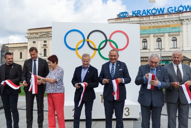 Andrzej Kraśnicki (trzeci z prawej) we wtorek wziął udział w otwarciu wystawy „Od stu lat na olimpijskim szlaku”. Na zdjęciu z prawej strony są prof. Józef Lipiec i prezydent Jacek Majchrowski, na lewo od szefa PKOl Apoloniusz Tajner, Józefa Ledwig, Adam Krzesiński i Tomasz Kucharski