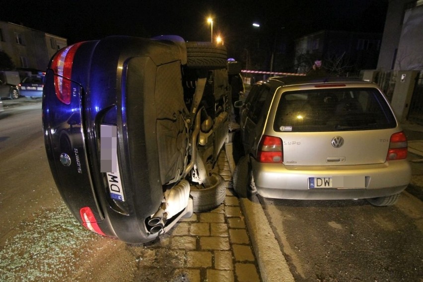 Wrocław: Kobieta w ciąży wjechała w zaparkowane auto i... przewróciła swój samochód (ZDJĘCIA)