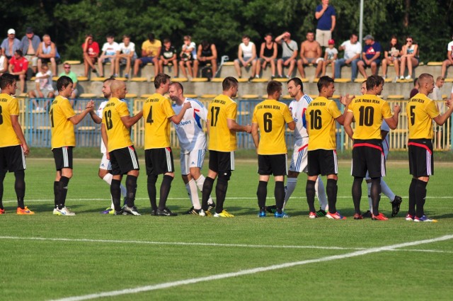 Stal Nowa Dęba (żółte koszulki) i Sokół Nisko poznały terminarz rozgrywek czwartej ligi w sezonie 2016/2017.