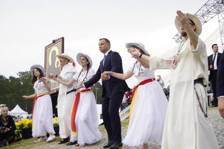 Lednica 2018: Andrzej Duda tańczy z młodzieżą. Film z...