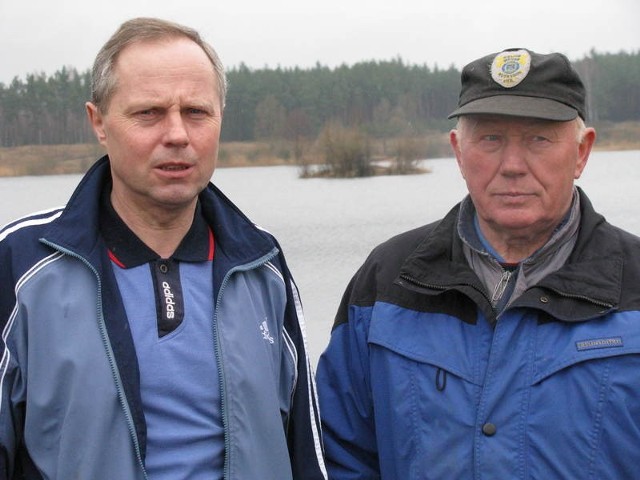 Kazimierz Szmid (od lewej) i Kazimierz Jasiński już nie mogą doczekać się sezonu wędkarskiego. W tle jezioro Żwirki.                  