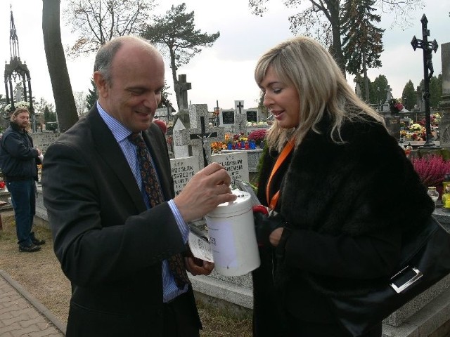 W skarżyskiej kweście brała udział Iwona Kowaleska, dyrektor powiatowej biblioteki publicznej. Odwiedzający cmentarz na Zachodnim chętnie wspierali szczytny cel.