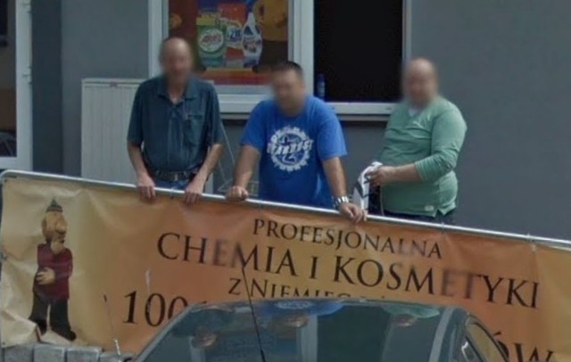 W programie Google Street View automatycznie zamazywane są ludzkie twarze i tablice rejestracyjne samochodów, ale na zdjęciach można rozpoznać siebie lub kogoś znajomego po charakterystycznej sylwetce, ubraniu lub miejscu. A może to ciebie upolowała kamera Google'a - na spacerze z psem, w czasie zakupów lub podczas rowerowej przejażdżki po Wierzbicy? Zobacz kolejne zdjęcia >>>