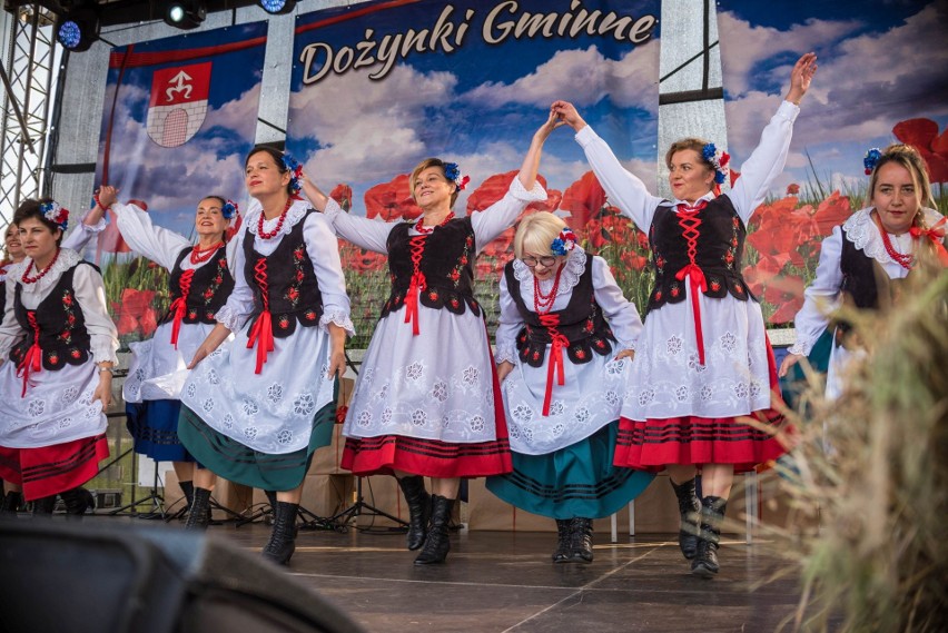 Dożynki otworzył polonez w wykonaniu gminnego zespołu pieśni...