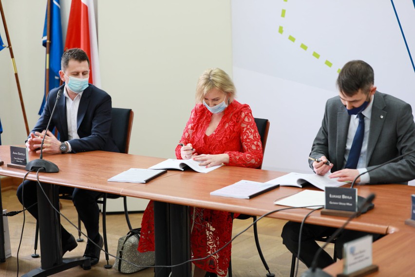 Umowa z firmą Anna-Bud, z generalnym wykonawcą budowy kampusu Głównego Urzędu Miar w Kielcach podpisana
