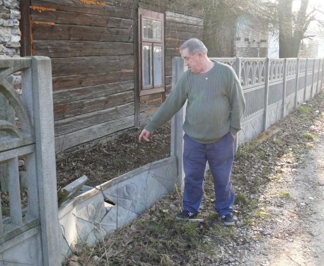 Już czwarty raz mieszkającemu samotnie Stanisławowi Podgórskiemu z Czostkowa ktoś niszczy betonowe ogrodzenie posesji. Policja szuka sprawcy.