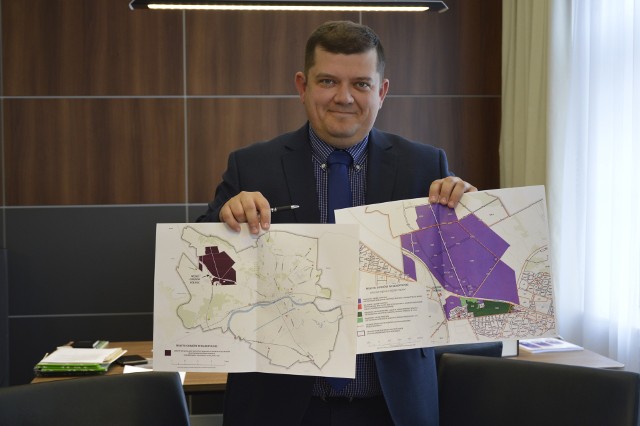 Jacek Wójcicki prezentuje mapy z działką, która będzie mogła w końcu zostać zaoferowana inwestorom