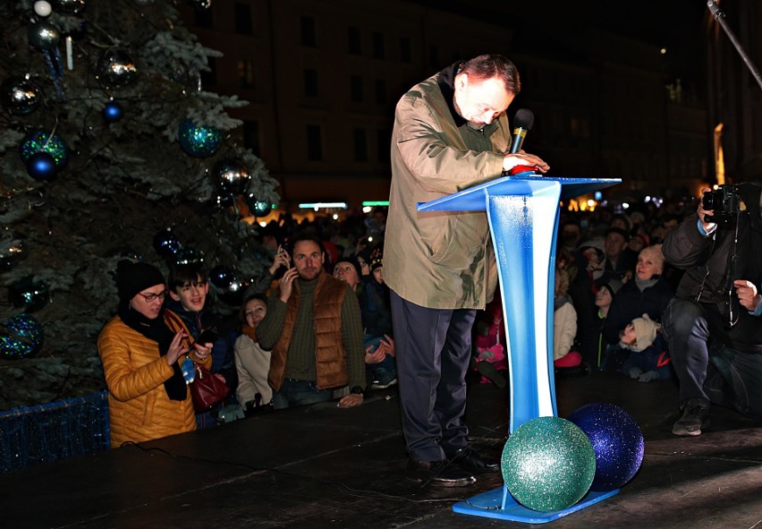 Kraków. Uroczyste włączenie iluminacji na bożonarodzeniowej choince na Rynku Głównym [ZDJĘCIA]