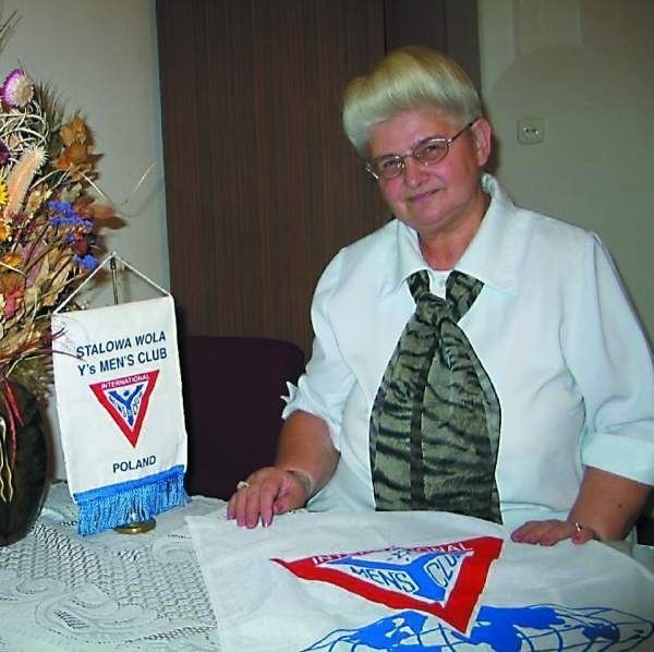 Halina Dąbrowska - Wolontariusz Roku 2006 w Stalowej Woli, jest prezesem Stowarzyszenia Kobiet po Mastektomii &quot;Amazonka&quot; i THE INTERNATIONAL Y&#8217;MEN CLUB STALOWA WOLA, pracuje w sekretariacie Miejskiego Domu Kultury w Stalowej Woli.