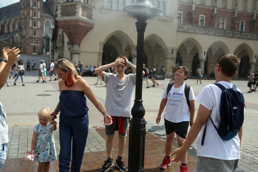 Upał w Krakowie. W mieście stanęły kurtyny wodne! [ZDJĘCIA]