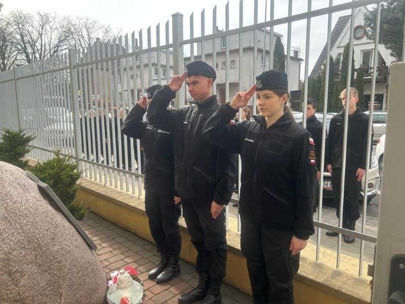 Policjanci z Chojnic uczcili pamięć zamordowanych w Ostaszkowie kolegów