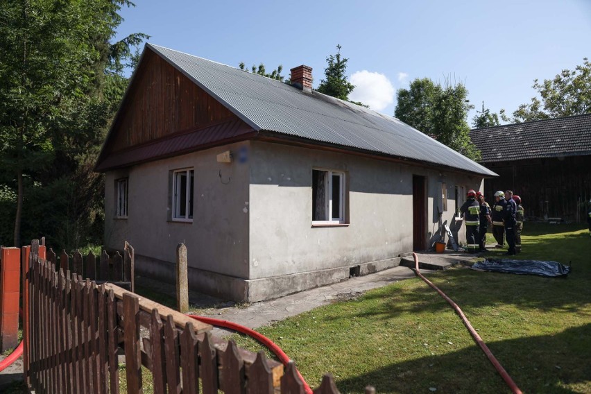 73-letni mężczyzna zginął w pożarze domu w Rożubowicach pod Przemyślem [ZDJĘCIA, WIDEO]