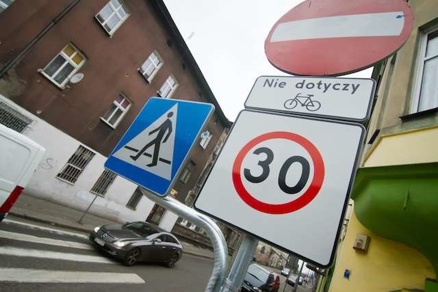 Od marca rowerzyści na niektórych ulicach jednokierunkowych mogą jeździć pod prąd. Tak jest na ul. Rycerskiej