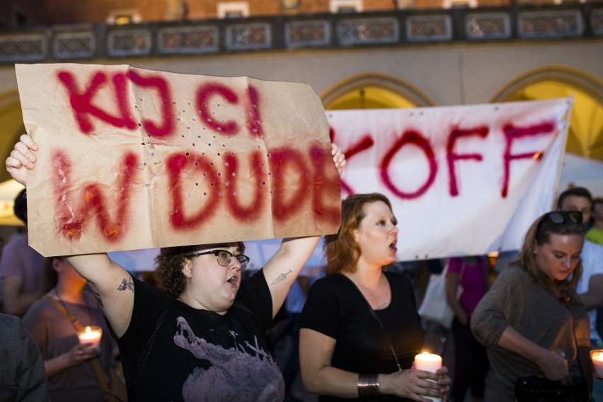 "Obudź się, grozi nam dyktatura". Protest opozycji w Krakowie [ZDJĘCIA]