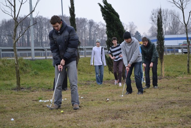 Od zeszłego roku golfiści z Rybnika zapraszają do szkółki nauki gry w golfa, która mieści się przy ulicy Obwiednia (naprzeciw Castoramy). Tajniki golfa poznało tu wielu uczniów rybnickich szkół