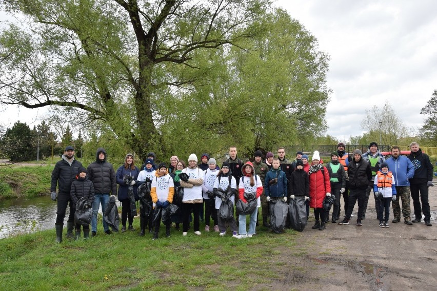 Ponad 30 osób wzięło udział w akcji sprzątania Raduni w...