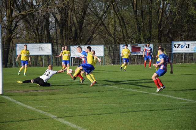 Damian Szpala mógł zdobyć gola, ale Krzysztof Tront w tej sytuacji nie dał się pokonać.