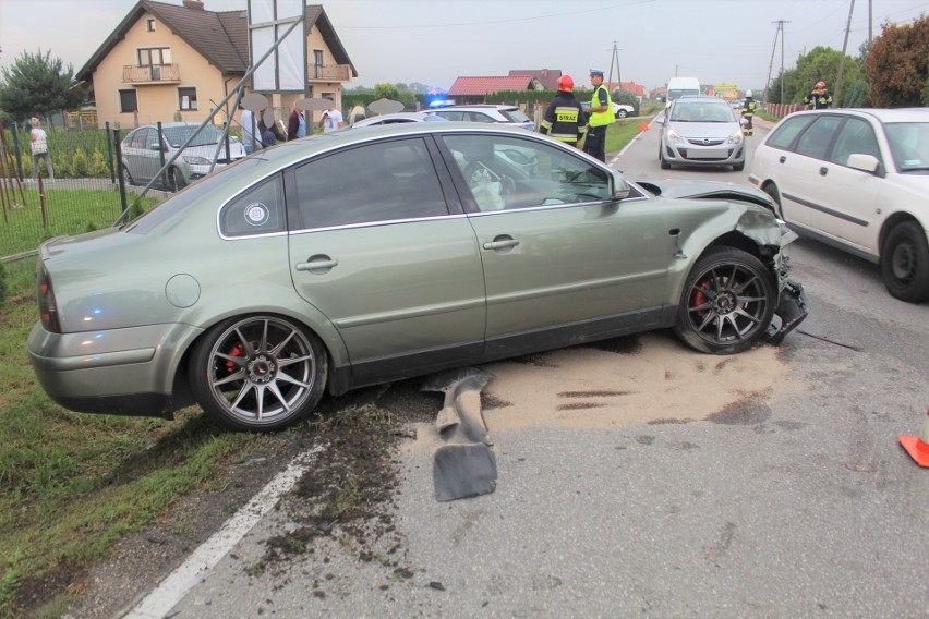 Proszówki. Zderzenie czterech samochodów osobowych na drodze wojewódzkiej 965 [ZDJĘCIA]