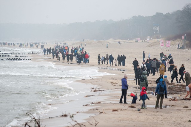 Choć Bałtyk wyszumiał się przed Sylwestrem, efekty obserwujemy do dziś. W pierwszych dniach nowego roku na ustecką plaże wybrały się tłumy spacerowiczów. Na tych, którzy wybrali się w stronę Orzechowa, czekała niespodzianka. Morze zabrało plażę i przejście suchą stopą, nie było możliwe