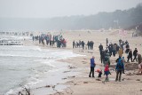 Tłumy na plaży w Ustce. Bałtyk wyszumiał się przed Sylwestrem, ale efekty widać do dziś
