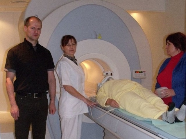 Od lewej: lek. specjalista radiolog Jarosław Zawadzki, technik radiologii Elżbieta Szukiel, pielęgniarka Katarzyna  Piersa-Borkowska z pacjentką