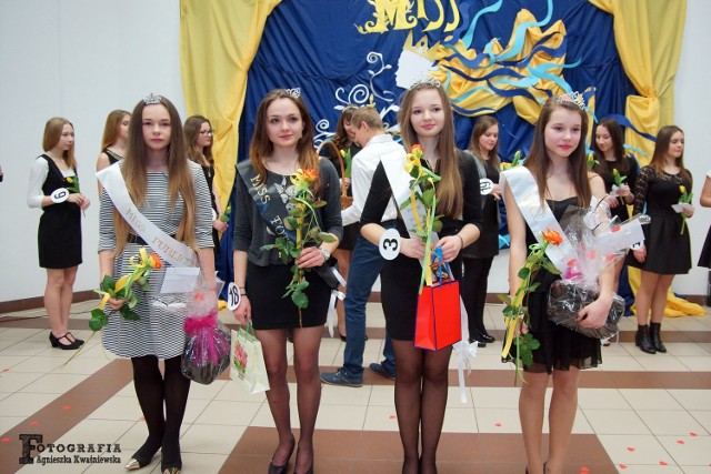 Zdobywczynie trofeów, na pierwszym planie, od lewej: Zofia Wiśniewska (Miss Publiczności), Kornelia Piasecka (Miss Foto), Miss Gimnazjum Sylwia Kaminik oraz wicemiss szkoły Karina Strzelec.