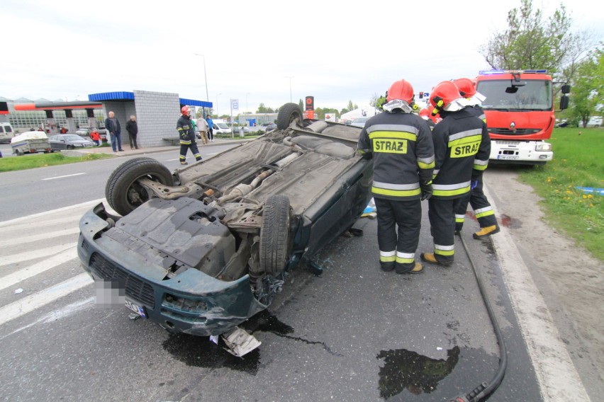 Wypadek w Siechnicach. Jeden samochód dachował