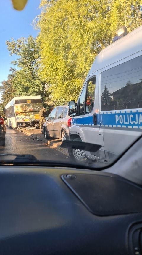Uwaga kierowcy! Od naszej Czytelniczki otrzymaliśmy informację o zdarzeniu przy ul. Skłodowskiej-Curie. Samochód osobowy wjechał w tył autobusu MZK. Tę informację potwierdziła Komenda Miejska Policji w Toruniu.