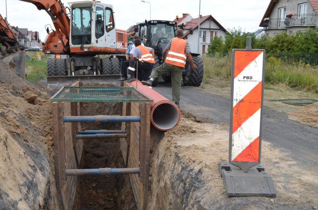 Pocisk jest bardzo duży, zajmuje szerokość wykopu.