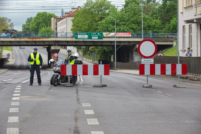 Przejazd i przejście pod wiaduktem na ul. Szczecińskiej jest zamknięty. Kierowcy i piesi powinni zwracać uwagę tablice informacyjne i oznakowanie, a także polecenia policjantów.