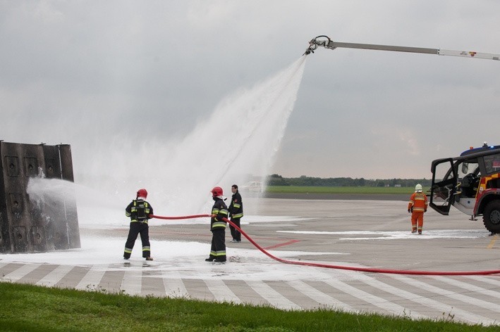 Wrocław: Lotniskowy wóz strażacki Felix w akcji (ZDJĘCIA)