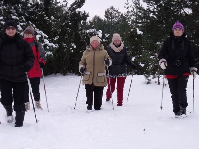 Śnieg czy mróz to nie są przeszkody - mówią słuchaczki OUTW, które trenują nordic walking